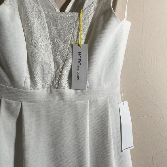 BCBGeneration. Sleeveless, Lace Trim Mini Dress in Optic White. Size 0 - Picture 5 of 5